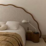 dalgalı başlıklı modern karyola, boucle kumaş luxury bed, özel üretim oversized başlıklı yatak, meşe çerçeveli tasarım karyola, organik formlu contemporary yatak