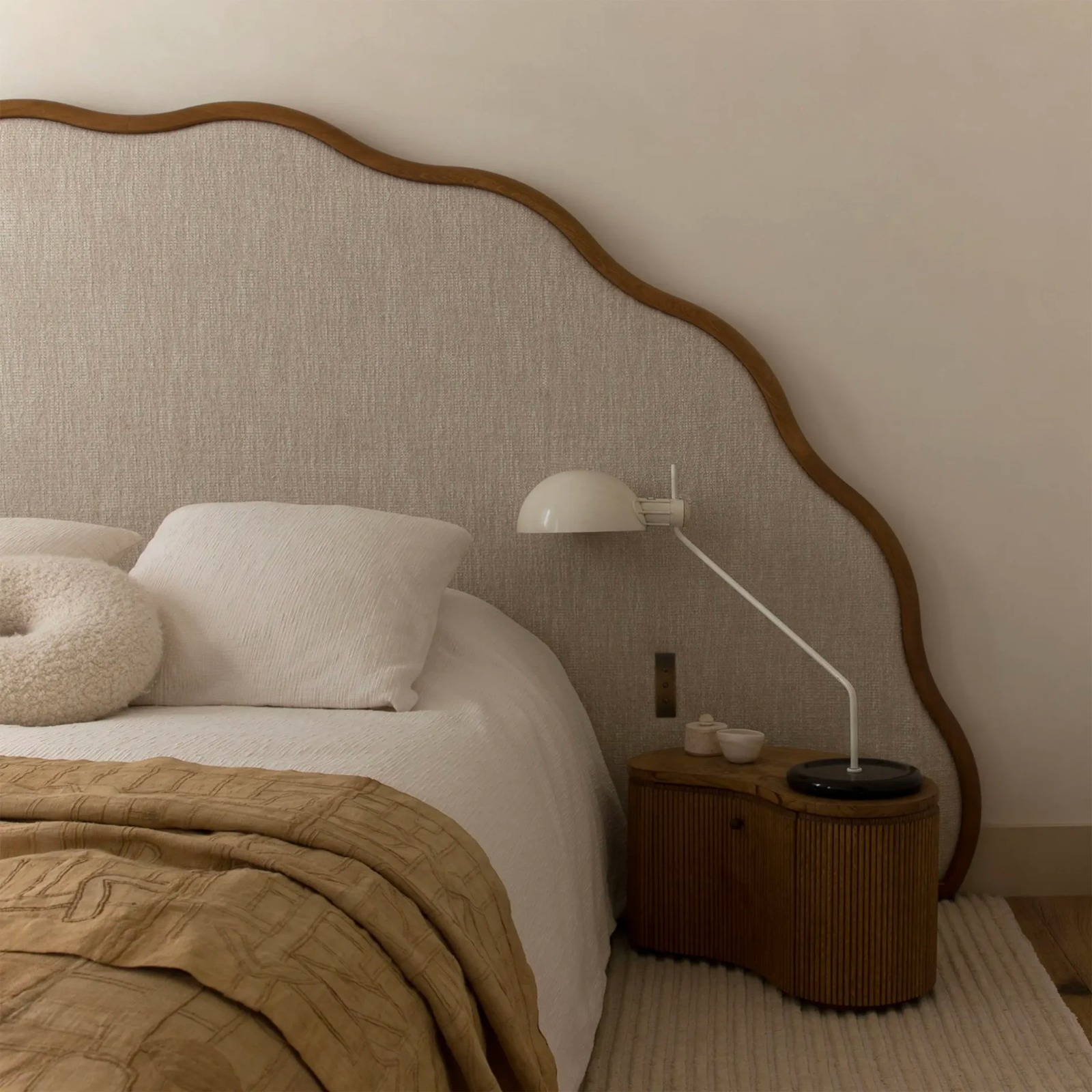dalgalı başlıklı modern karyola, boucle kumaş luxury bed, özel üretim oversized başlıklı yatak, meşe çerçeveli tasarım karyola, organik formlu contemporary yatak