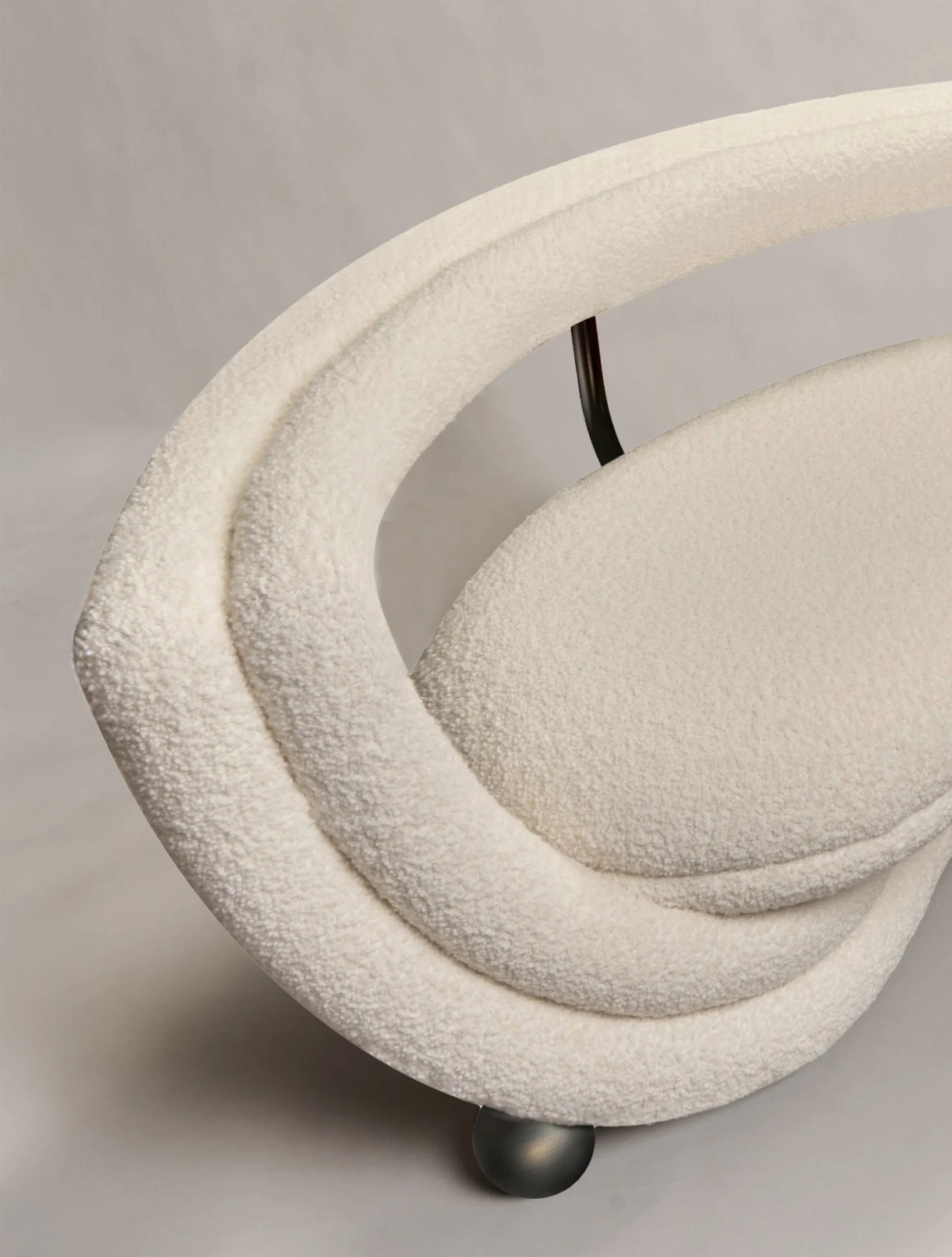 organik boucle kanepe, kavisli collectible design sofa, özel üretim contemporary luxury kanepe, heykelsi futuristik koltuk, modern organik form kanepe