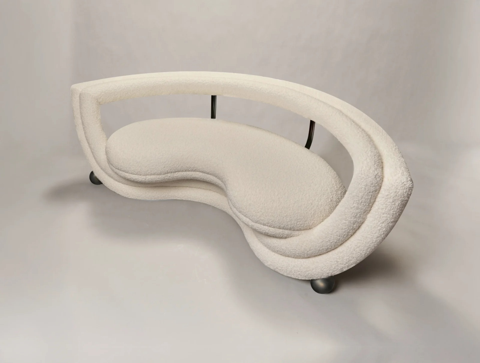 organik boucle kanepe, kavisli collectible design sofa, özel üretim contemporary luxury kanepe, heykelsi futuristik koltuk, modern organik form kanepe