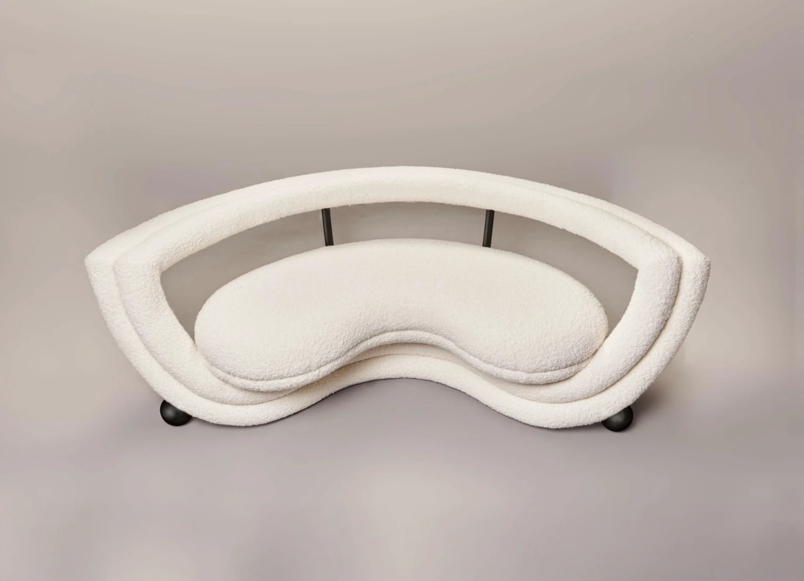 organik boucle kanepe, kavisli collectible design sofa, özel üretim contemporary luxury kanepe, heykelsi futuristik koltuk, modern organik form kanepe
