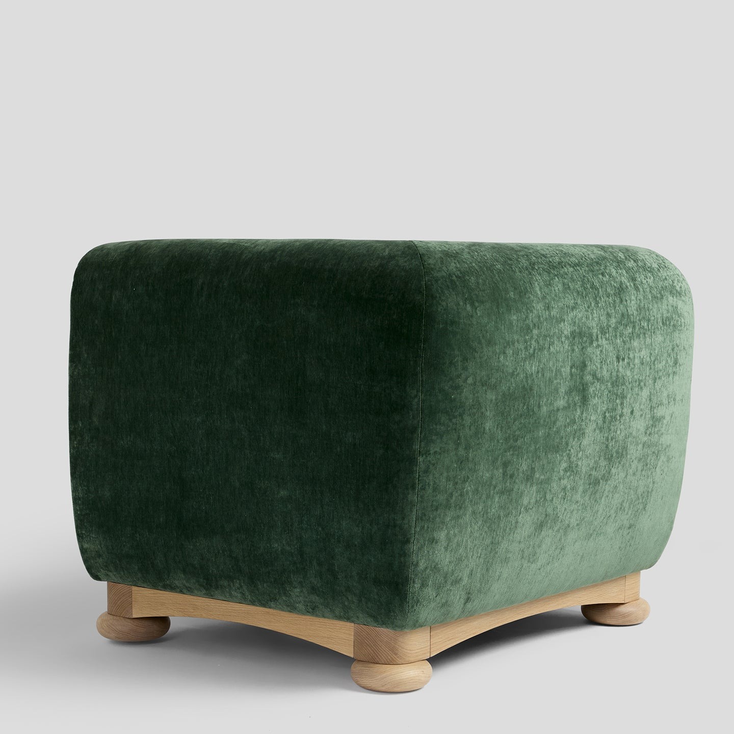 yeşil kadife modern koltuk, organik formlu luxury lounge chair, özel üretim contemporary berjer, meşe kaideli tasarım koltuk, collectible design yeşil lounge chair