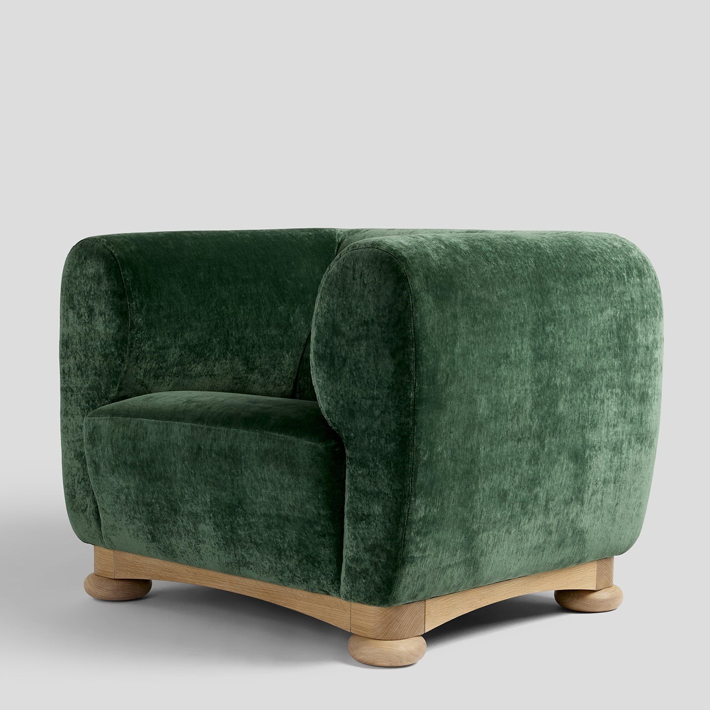yeşil kadife modern koltuk, organik formlu luxury lounge chair, özel üretim contemporary berjer, meşe kaideli tasarım koltuk, collectible design yeşil lounge chair