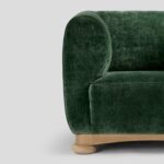 yeşil kadife modern koltuk, organik formlu luxury lounge chair, özel üretim contemporary berjer, meşe kaideli tasarım koltuk, collectible design yeşil lounge chair