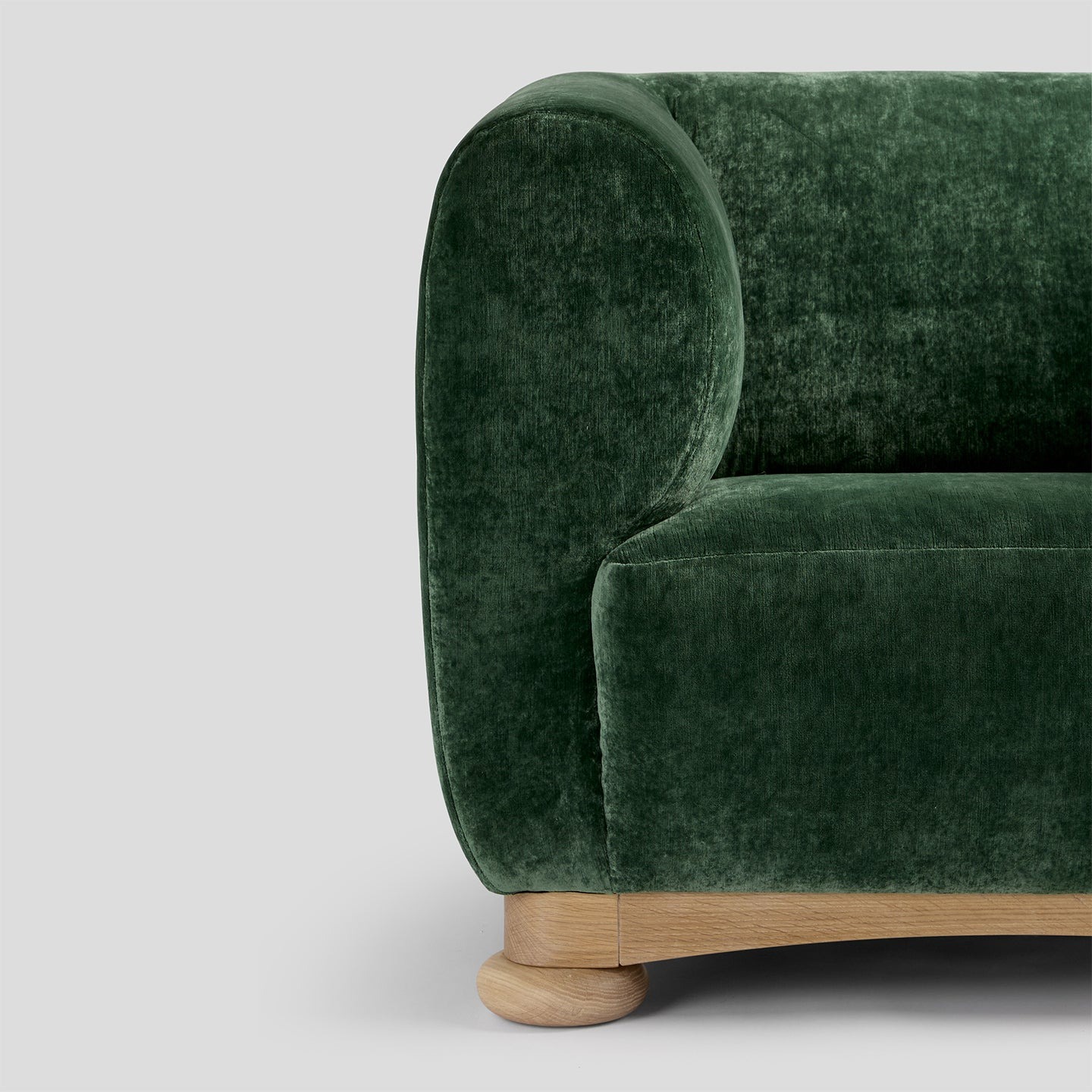 yeşil kadife modern koltuk, organik formlu luxury lounge chair, özel üretim contemporary berjer, meşe kaideli tasarım koltuk, collectible design yeşil lounge chair