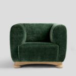 yeşil kadife modern koltuk, organik formlu luxury lounge chair, özel üretim contemporary berjer, meşe kaideli tasarım koltuk, collectible design yeşil lounge chair