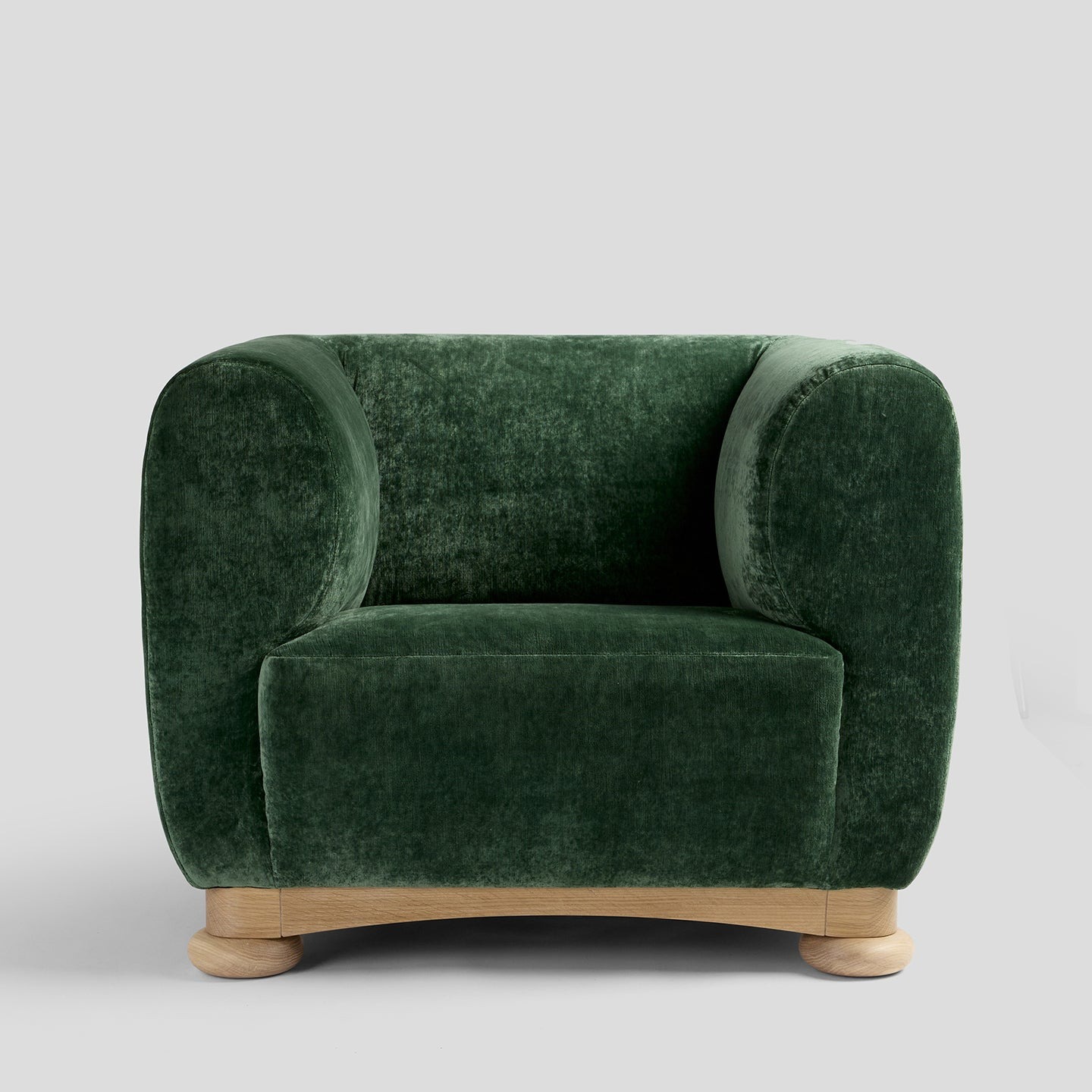 yeşil kadife modern koltuk, organik formlu luxury lounge chair, özel üretim contemporary berjer, meşe kaideli tasarım koltuk, collectible design yeşil lounge chair