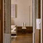 boucle modern sandalye, brutalist siyah ahşap dining chair, özel üretim sculptural sandalye, minimal contemporary yemek sandalyesi, collectible tasarım chair