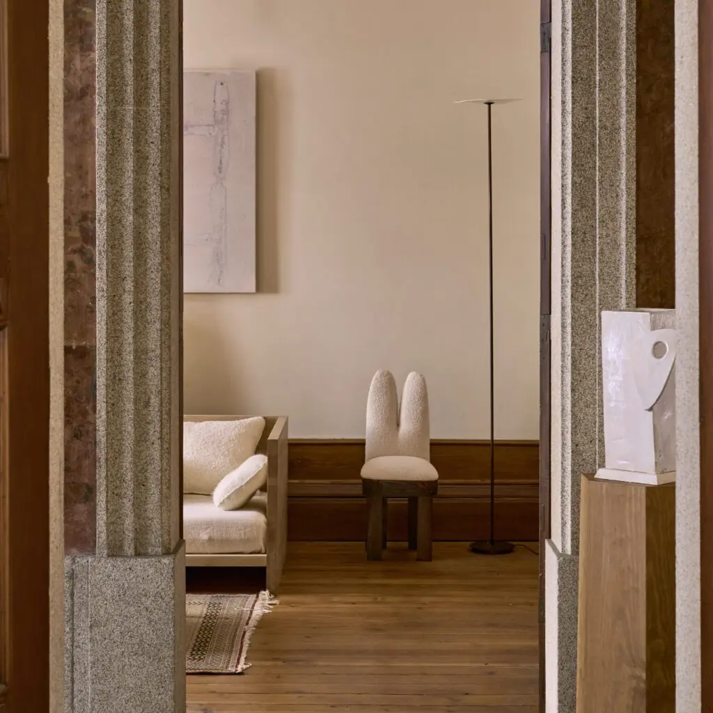 boucle modern sandalye, brutalist siyah ahşap dining chair, özel üretim sculptural sandalye, minimal contemporary yemek sandalyesi, collectible tasarım chair