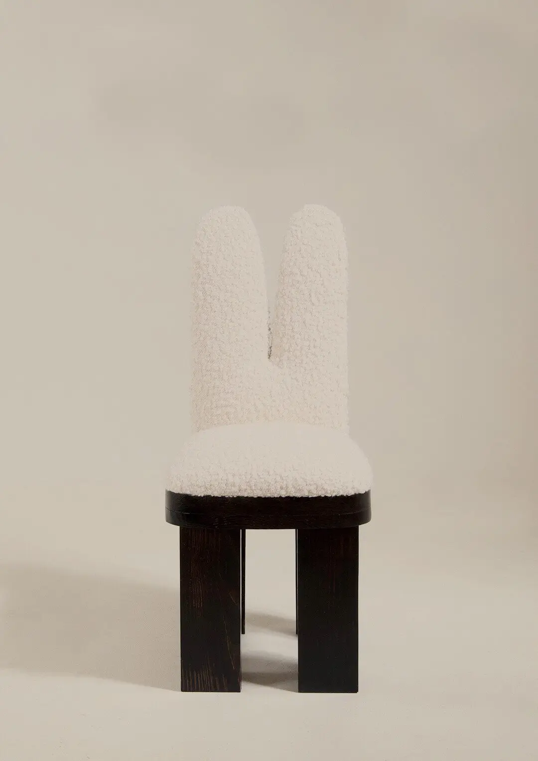 boucle modern sandalye, brutalist siyah ahşap dining chair, özel üretim sculptural sandalye, minimal contemporary yemek sandalyesi, collectible tasarım chair