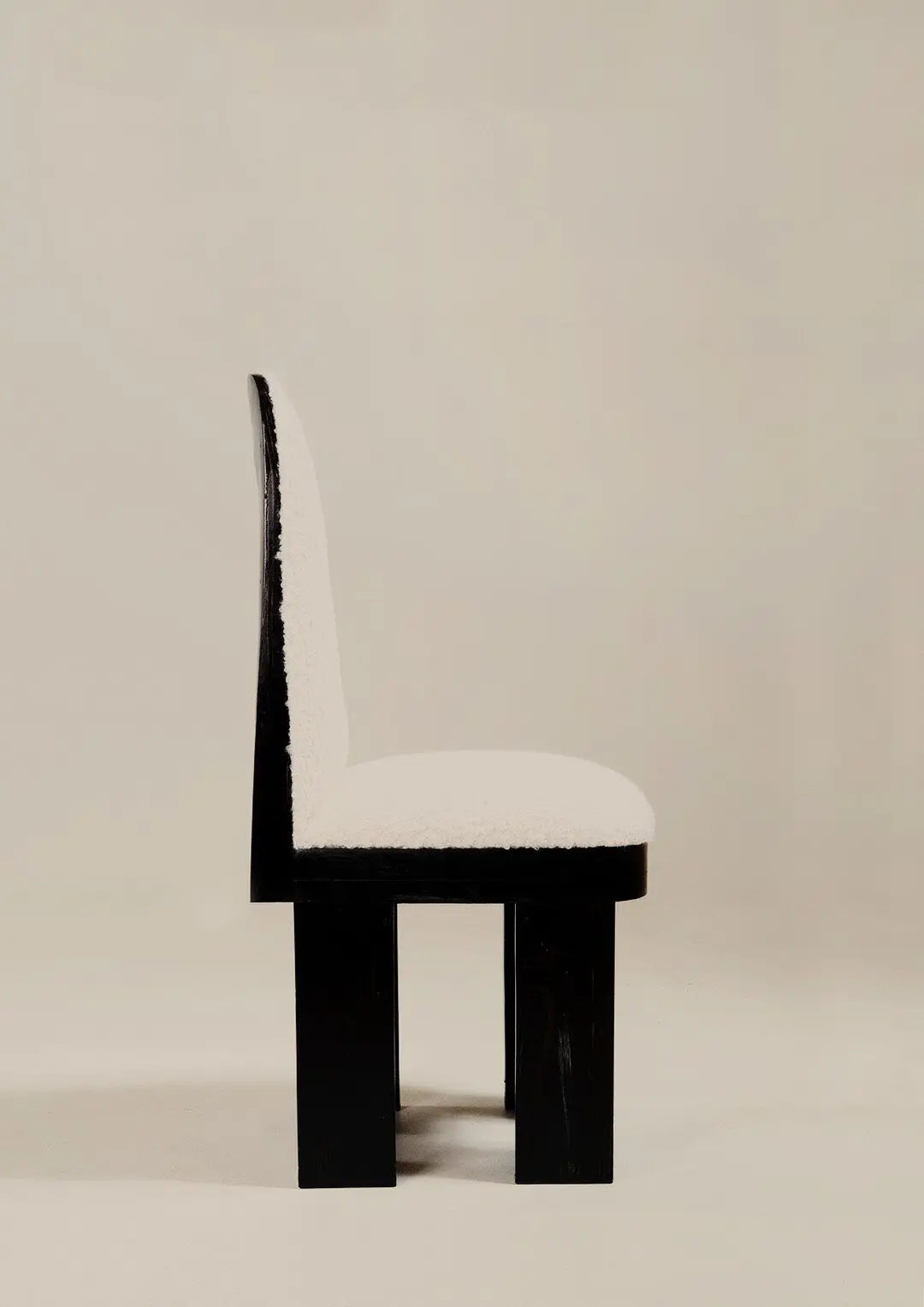 boucle modern sandalye, brutalist siyah ahşap dining chair, özel üretim sculptural sandalye, minimal contemporary yemek sandalyesi, collectible tasarım chair
