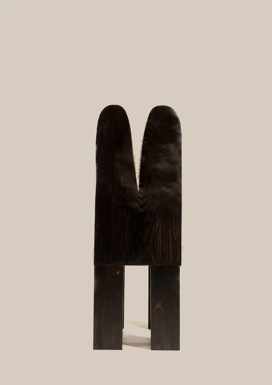 boucle modern sandalye, brutalist siyah ahşap dining chair, özel üretim sculptural sandalye, minimal contemporary yemek sandalyesi, collectible tasarım chair