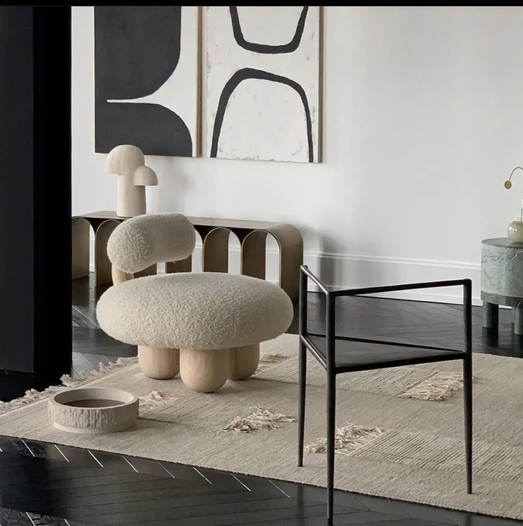boucle lounge koltuk, organik formlu modern berjer, özel üretim collectible chair, masif ahşap ayaklı lounge koltuk, sculptural contemporary tasarım koltuk