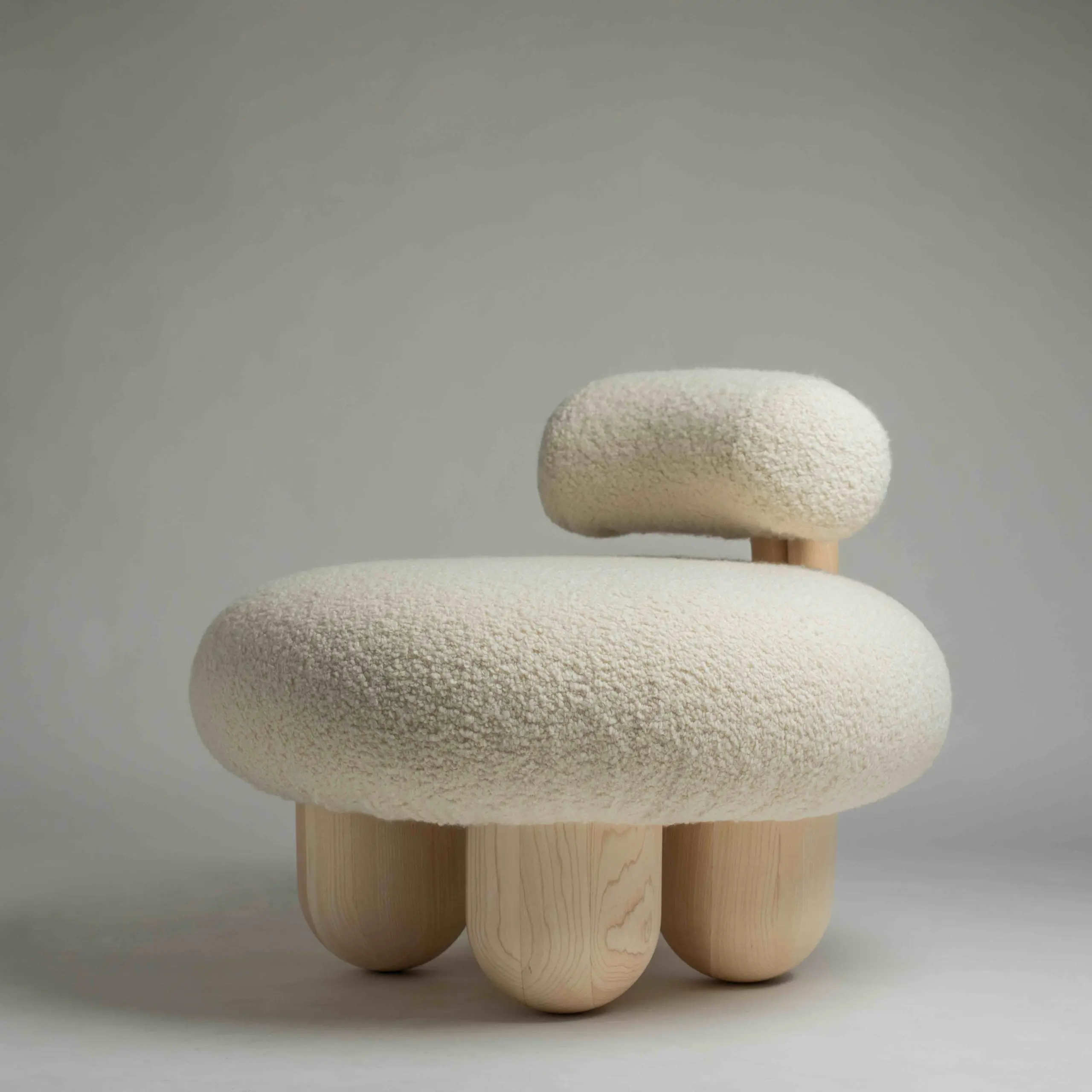 boucle lounge koltuk, organik formlu modern berjer, özel üretim collectible chair, masif ahşap ayaklı lounge koltuk, sculptural contemporary tasarım koltuk