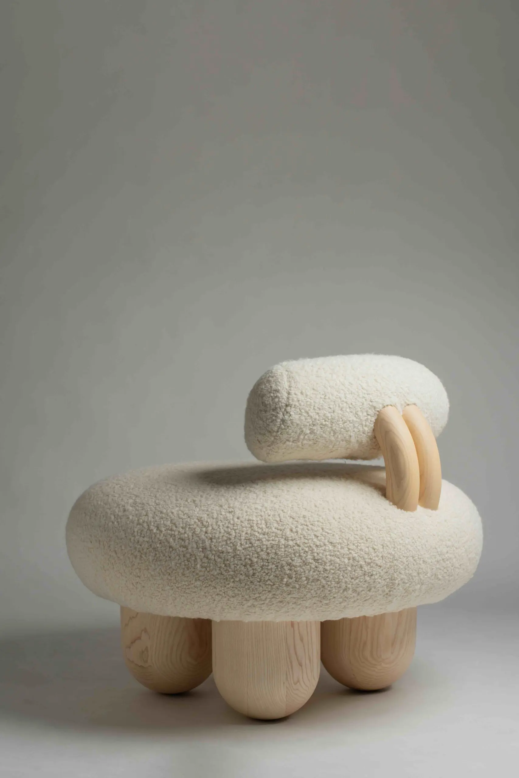 boucle lounge koltuk, organik formlu modern berjer, özel üretim collectible chair, masif ahşap ayaklı lounge koltuk, sculptural contemporary tasarım koltuk