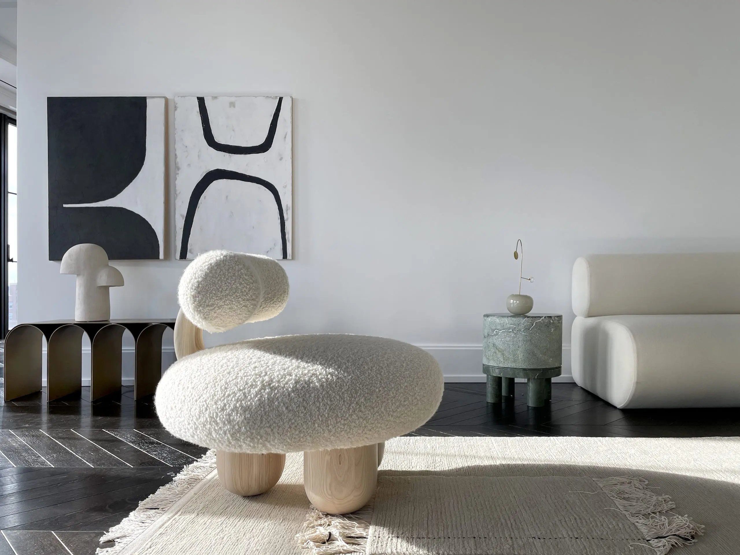 boucle lounge koltuk, organik formlu modern berjer, özel üretim collectible chair, masif ahşap ayaklı lounge koltuk, sculptural contemporary tasarım koltuk
