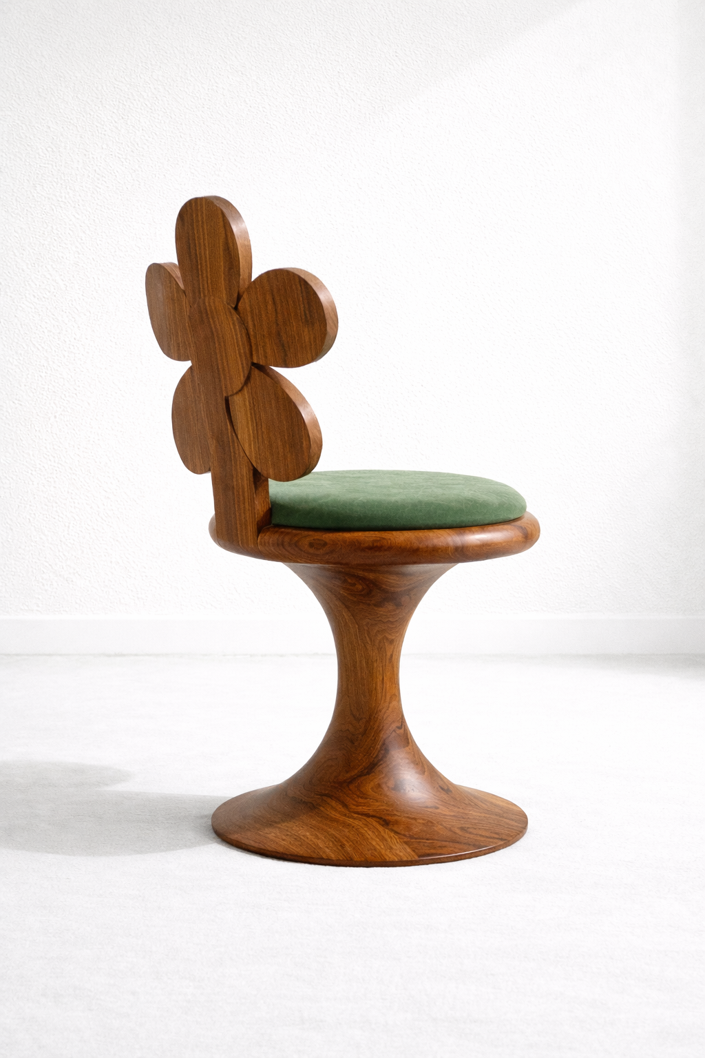 çiçek form ahşap sandalye, masif oyma tasarım sandalye, özel üretim artistik sandalye, pedestal ayaklı modern sandalye, ısmarlama dekoratif sandalye