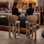 krem benekli boucle özel üretim bar sandalyesi, açık meşe özel ölçü bar chair, silindirik ayaklı sipariş mobilya sandalye, metal ayaklıklı ısmarlama mobilya bar sandalyesi, yuvarlak sırtlı modern luxury bar chair