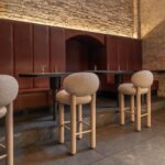 krem benekli boucle özel üretim bar sandalyesi, açık meşe özel ölçü bar chair, silindirik ayaklı sipariş mobilya sandalye, metal ayaklıklı ısmarlama mobilya bar sandalyesi, yuvarlak sırtlı modern luxury bar chair