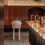 krem benekli boucle özel üretim bar sandalyesi, açık meşe özel ölçü bar chair, silindirik ayaklı sipariş mobilya sandalye, metal ayaklıklı ısmarlama mobilya bar sandalyesi, yuvarlak sırtlı modern luxury bar chair