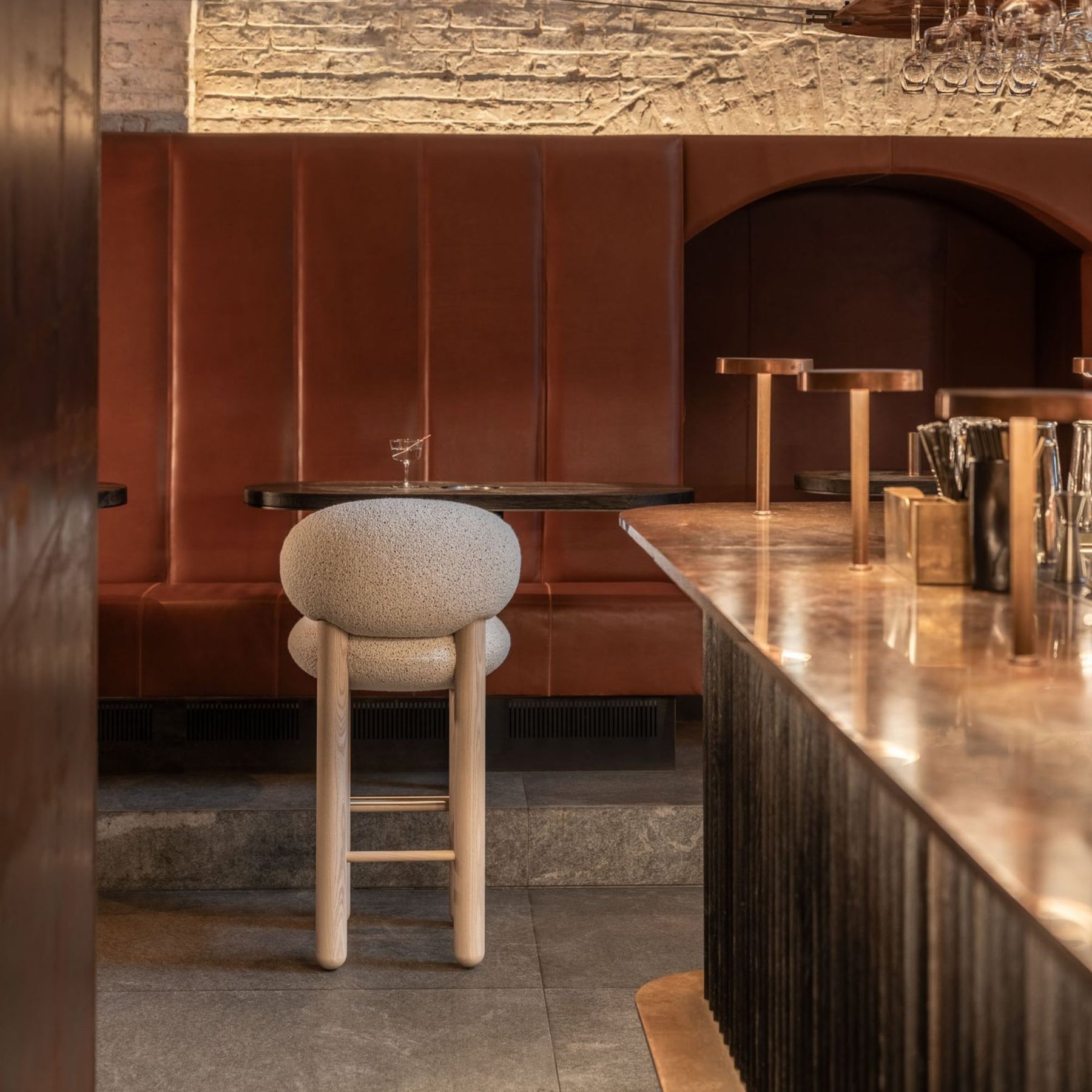 krem benekli boucle özel üretim bar sandalyesi, açık meşe özel ölçü bar chair, silindirik ayaklı sipariş mobilya sandalye, metal ayaklıklı ısmarlama mobilya bar sandalyesi, yuvarlak sırtlı modern luxury bar chair