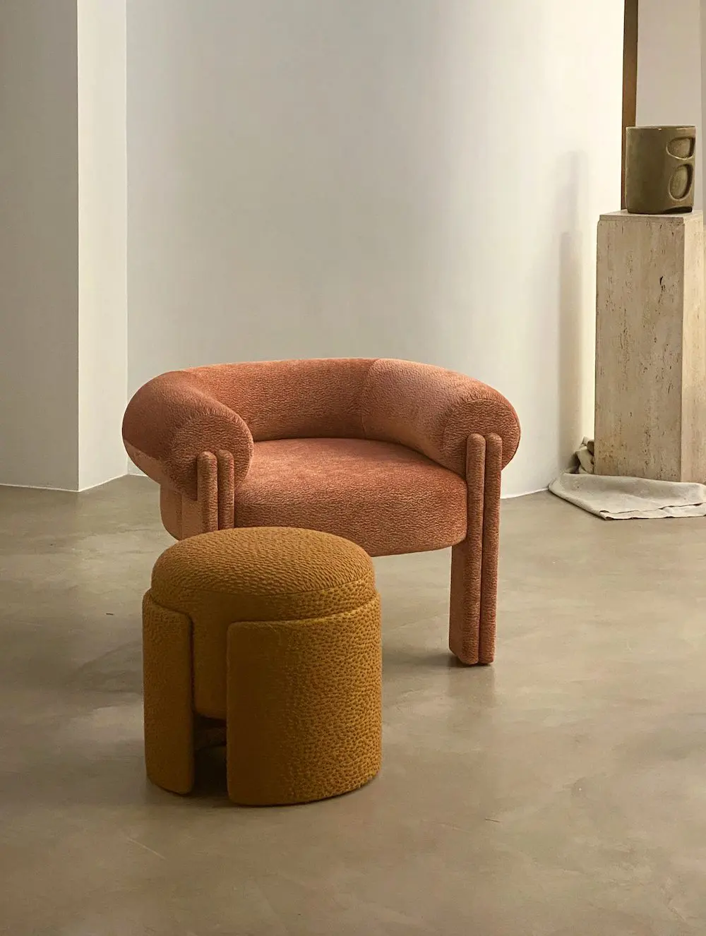 collectible boucle koltuk, oversized lounge chair design, organik contemporary koltuk, ozel uretim sculptural lounge chair, heykelsi modern berjer