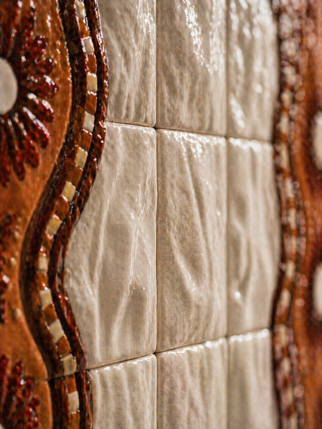 sırlı seramik panelli özel üretim büfe, ceviz silindirik ayaklı özel ölçü sideboard, desenli kapaklı sipariş mobilya büfe, seramik yüzeyli ısmarlama mobilya konsol, luxury dining room için tasarım büfe