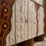 sırlı seramik panelli özel üretim büfe, ceviz silindirik ayaklı özel ölçü sideboard, desenli kapaklı sipariş mobilya büfe, seramik yüzeyli ısmarlama mobilya konsol, luxury dining room için tasarım büfe