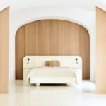 freze detaylı modern karyola, entegre komodinli luxury bed, özel üretim krem yatak tasarımı, oversized başlıklı contemporary karyola, modern hospitality stil yatak