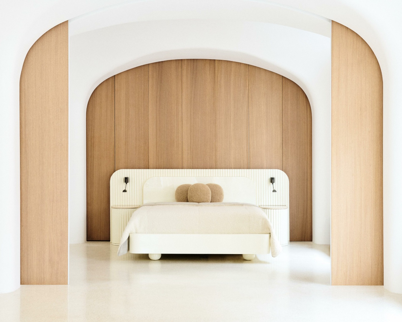 freze detaylı modern karyola, entegre komodinli luxury bed, özel üretim krem yatak tasarımı, oversized başlıklı contemporary karyola, modern hospitality stil yatak