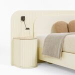 freze detaylı modern karyola, entegre komodinli luxury bed, özel üretim krem yatak tasarımı, oversized başlıklı contemporary karyola, modern hospitality stil yatak