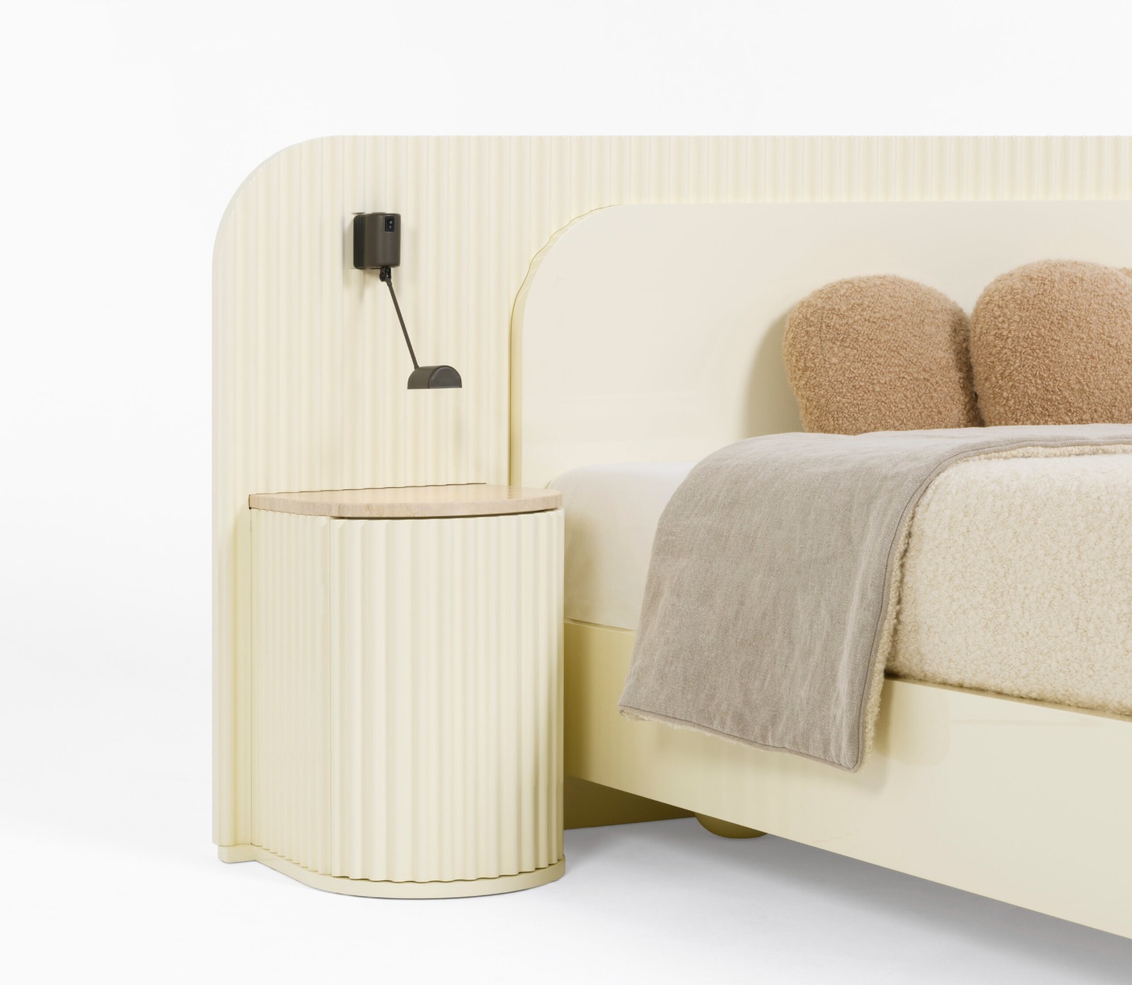 freze detaylı modern karyola, entegre komodinli luxury bed, özel üretim krem yatak tasarımı, oversized başlıklı contemporary karyola, modern hospitality stil yatak