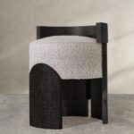 masif ceviz gövdeli özel üretim sandalye, krem boucle oturumlu özel ölçü sandalye, kavisli ahşap panelli sipariş mobilya sandalye, heykelsi gövdeli ısmarlama mobilya sandalye, doğal ahşap detaylı modern yemek sandalyesi
