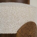 masif ceviz gövdeli özel üretim sandalye, krem boucle oturumlu özel ölçü sandalye, kavisli ahşap panelli sipariş mobilya sandalye, heykelsi gövdeli ısmarlama mobilya sandalye, doğal ahşap detaylı modern yemek sandalyesi