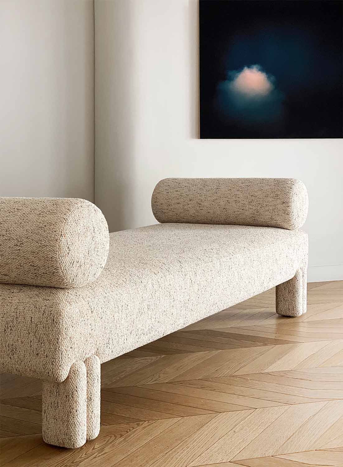 modern boucle bench, organik formlu luxury bench, özel üretim yatak ucu bench, sculptural contemporary oturma benchi, minimal tasarım lounge bench