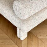 modern boucle bench, organik formlu luxury bench, özel üretim yatak ucu bench, sculptural contemporary oturma benchi, minimal tasarım lounge bench