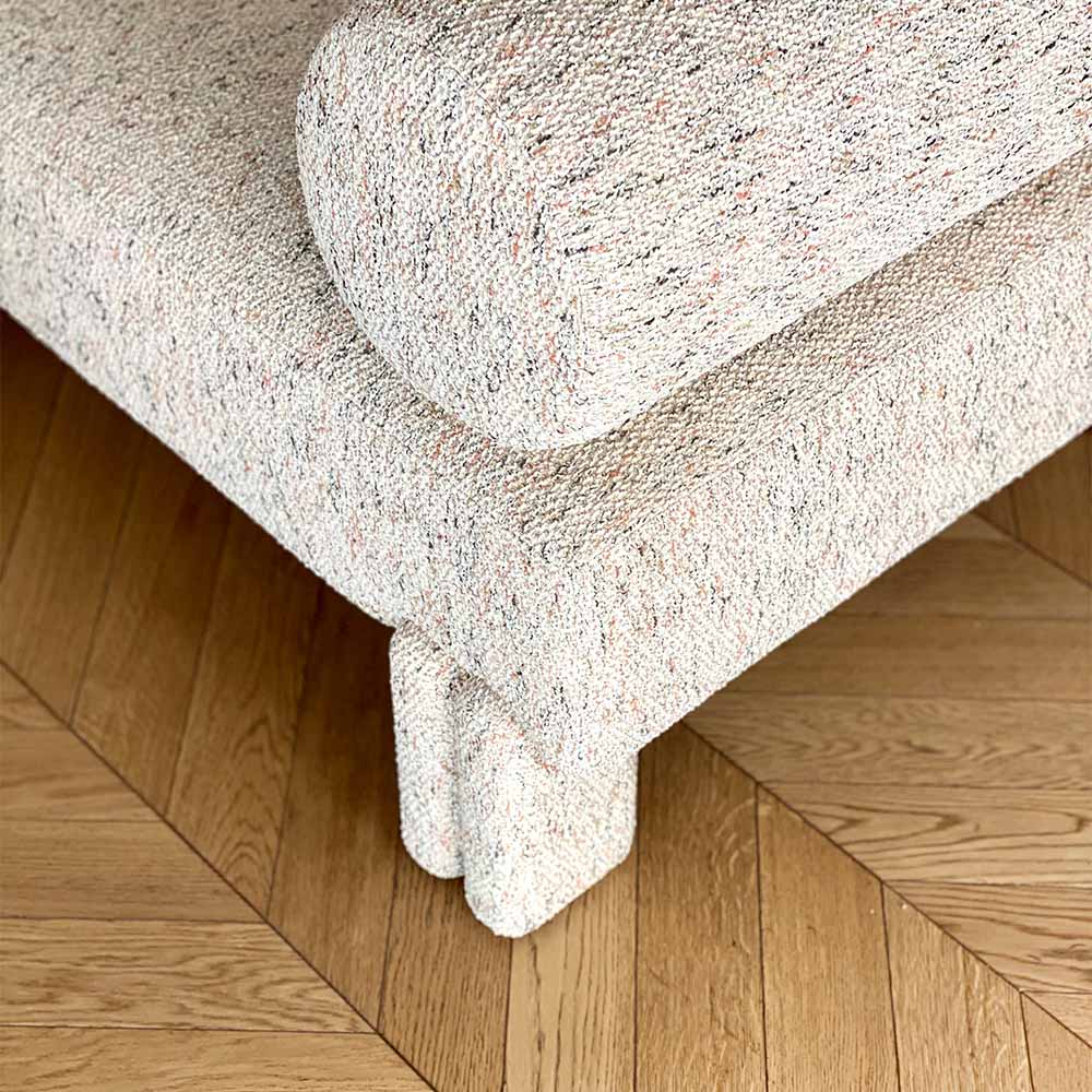 modern boucle bench, organik formlu luxury bench, özel üretim yatak ucu bench, sculptural contemporary oturma benchi, minimal tasarım lounge bench