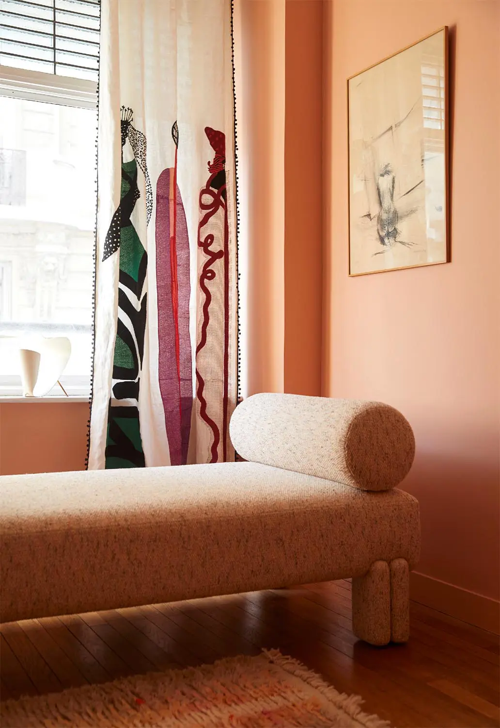 modern boucle bench, organik formlu luxury bench, özel üretim yatak ucu bench, sculptural contemporary oturma benchi, minimal tasarım lounge bench