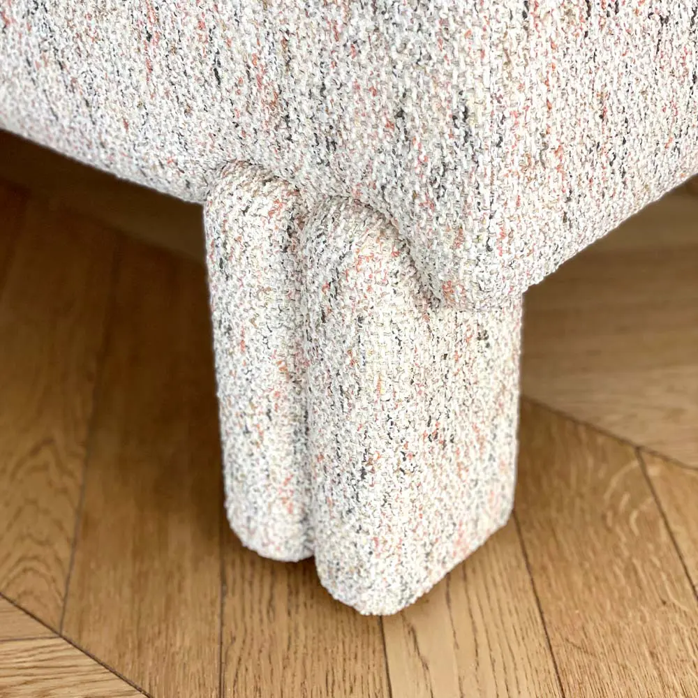 modern boucle bench, organik formlu luxury bench, özel üretim yatak ucu bench, sculptural contemporary oturma benchi, minimal tasarım lounge bench