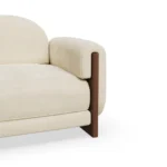 krem döşemeli özel üretim koltuk, yarım daire sırtlı özel ölçü lounge koltuk, ceviz yan panelli sipariş mobilya, yuvarlak kollu ısmarlama mobilya koltuk, modern luxury tekli koltuk tasarımı