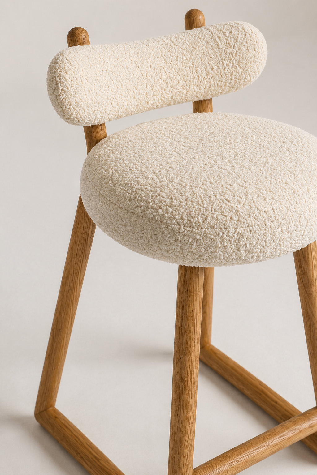 modern bar sandalyesi, boucle bar chair, özel üretim meşe bar sandalyesi, organik formlu bar taburesi, contemporary tasarım mutfak sandalyesi