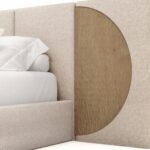 krem boucle özel üretim karyola, yarım daire ahşap panelli özel ölçü yatak, dikey panelli sipariş mobilya karyola, alçak bazalı ısmarlama mobilya yatak, soft luxury modern yatak tasarımı