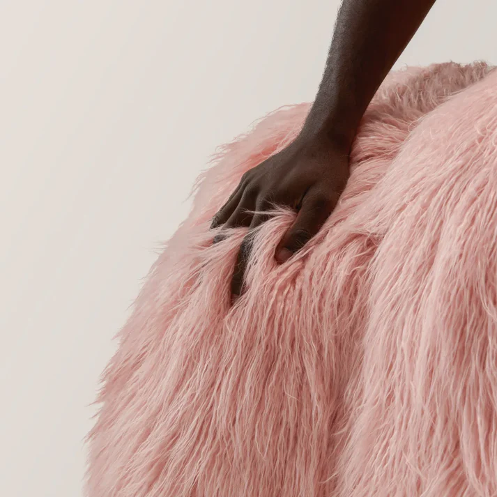 peluş contemporary kanepe, organik collectible design sofa, özel üretim fluffy luxury koltuk, pudra pembe modern kanepe, heykelsi playful sofa