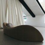 açık meşe çerçeveli özel üretim kanepe, krem boucle özel ölçü lounge kanepe, organik sırtlı sipariş mobilya kanepe, heykelsi formlu ısmarlama mobilya, modern lüks lounge kanepe