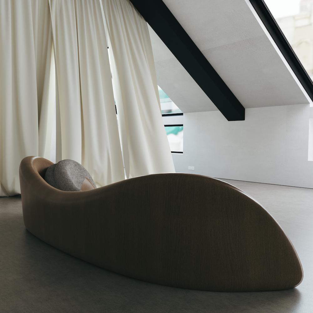 açık meşe çerçeveli özel üretim kanepe, krem boucle özel ölçü lounge kanepe, organik sırtlı sipariş mobilya kanepe, heykelsi formlu ısmarlama mobilya, modern lüks lounge kanepe