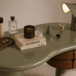 zeytin yeşili lake özel üretim makyaj masası, deri çekmeceli özel ölçü vanity desk, silindirik ayaklı sipariş mobilya masa, organik formlu ısmarlama mobilya makyaj masası, modern lüks dressing table tasarımı
