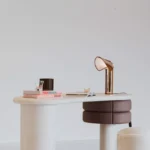 zeytin yeşili lake özel üretim makyaj masası, deri çekmeceli özel ölçü vanity desk, silindirik ayaklı sipariş mobilya masa, organik formlu ısmarlama mobilya makyaj masası, modern lüks dressing table tasarımı