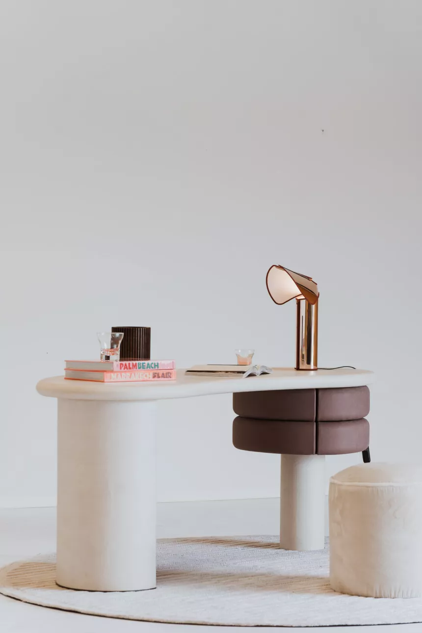 zeytin yeşili lake özel üretim makyaj masası, deri çekmeceli özel ölçü vanity desk, silindirik ayaklı sipariş mobilya masa, organik formlu ısmarlama mobilya makyaj masası, modern lüks dressing table tasarımı