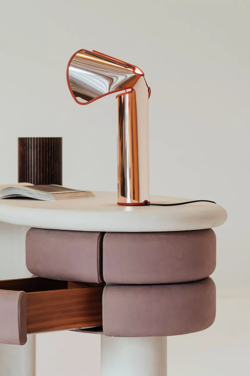 zeytin yeşili lake özel üretim makyaj masası, deri çekmeceli özel ölçü vanity desk, silindirik ayaklı sipariş mobilya masa, organik formlu ısmarlama mobilya makyaj masası, modern lüks dressing table tasarımı