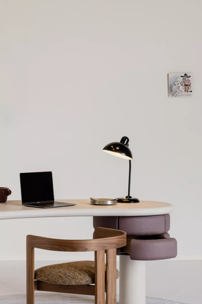 zeytin yeşili lake özel üretim makyaj masası, deri çekmeceli özel ölçü vanity desk, silindirik ayaklı sipariş mobilya masa, organik formlu ısmarlama mobilya makyaj masası, modern lüks dressing table tasarımı